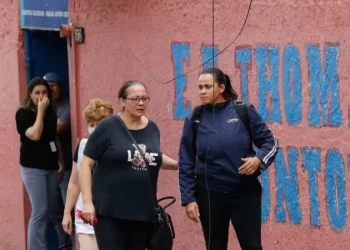 Polícia apura estímulo de ataque em escola; professora não teve chance de defesa