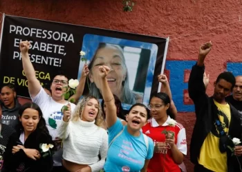 Vigília homenageia vítimas de ataque em escola de São Paulo