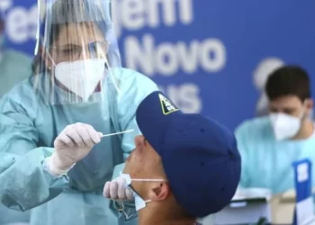 Brasil chega a 700 mil mortes por covid e ministério reforça vacinação