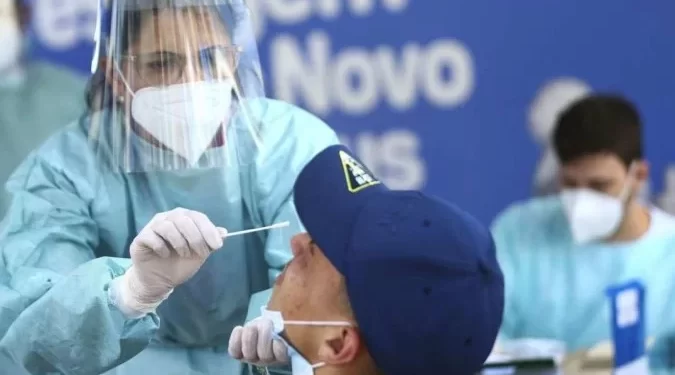 Brasil chega a 700 mil mortes por covid e ministério reforça vacinação