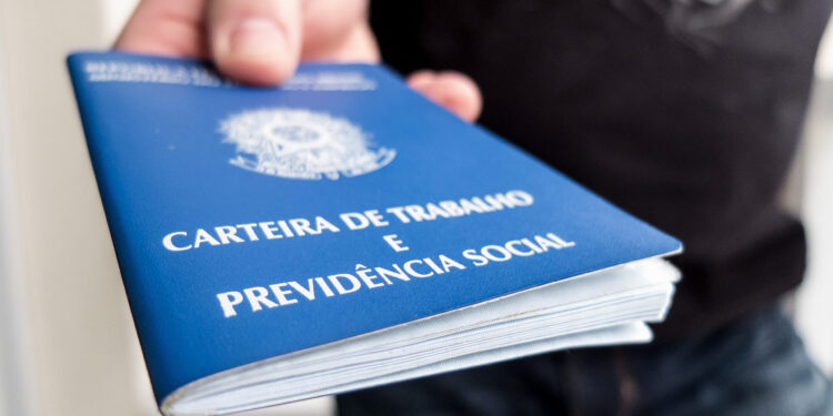 Brasil gera mais de 190 mil postos com carteira assinada em outubro