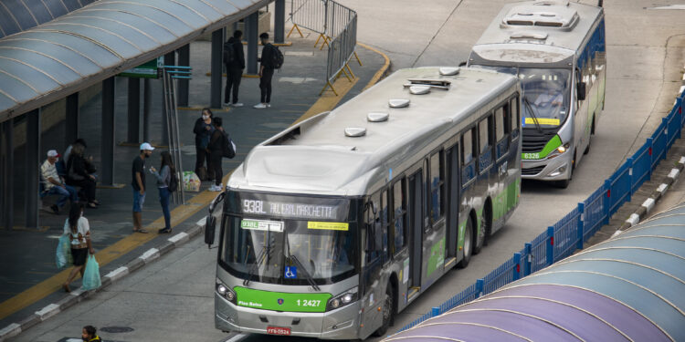 Motoristas de ônibus marcam greve para esta sexta-feira em SP