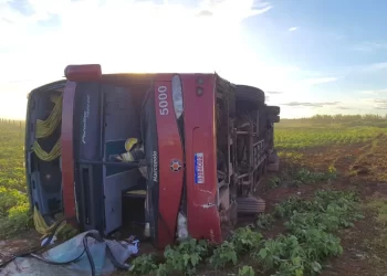 Cerca de 50 pessoas ficam feridas em tombamento de ônibus no RJ
