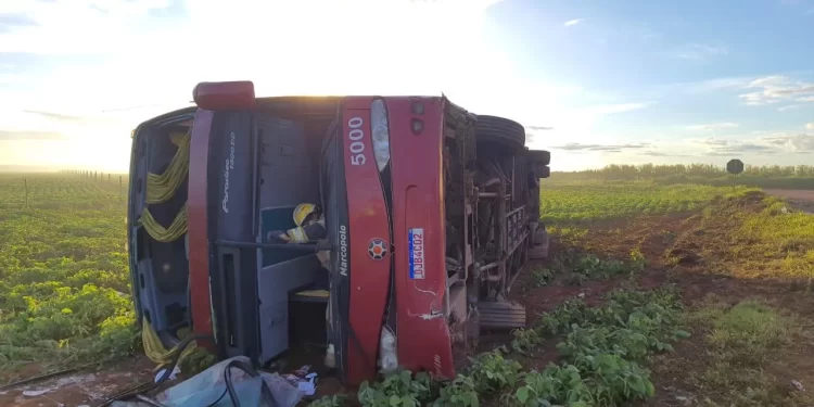 Cerca de 50 pessoas ficam feridas em tombamento de ônibus no RJ