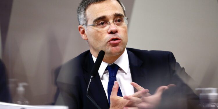 Mendonça vota contra liberação de regras fiscais para precatórios