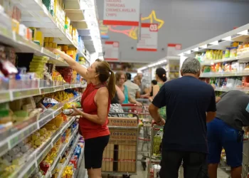 Preço de alimentos e juros contribuíram para frear inflação em 2023