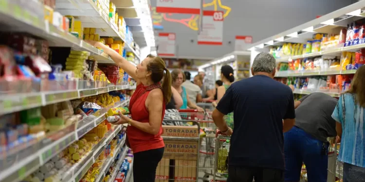 Preço de alimentos e juros contribuíram para frear inflação em 2023