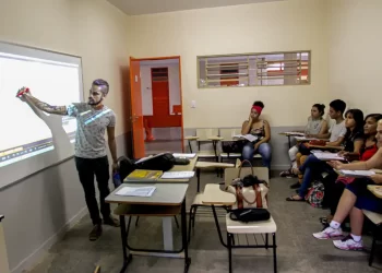 Câmara pode votar nesta terça bolsa para manter jovem no ensino médio