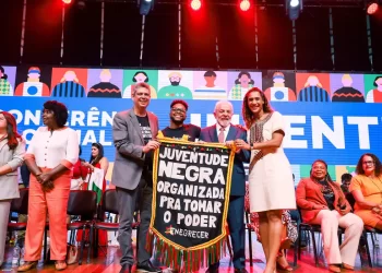 Lula pede jovens politizados e diálogo com quem pensa diferente