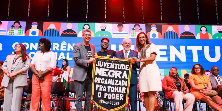 Lula pede jovens politizados e diálogo com quem pensa diferente