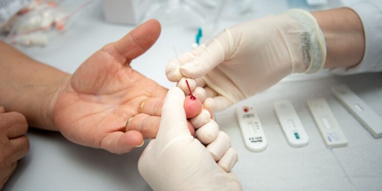 Casos de sífilis e de HIV/aids aumentam entre homens jovens