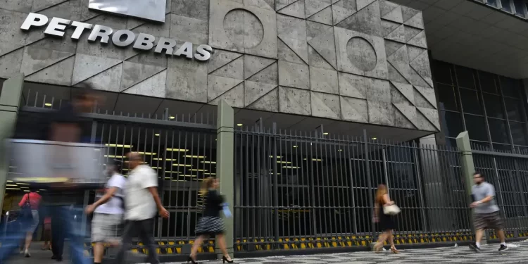 Petrobras faz concurso para nível técnico com salário de R$ 5,8 mil