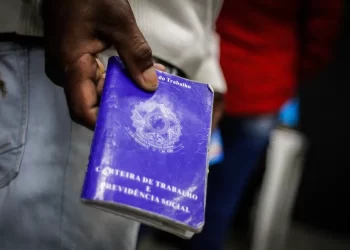 Desemprego cai a 7,5% no trimestre terminado em novembro, diz IBGE