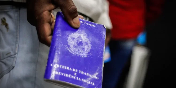 Desemprego cai a 7,5% no trimestre terminado em novembro, diz IBGE