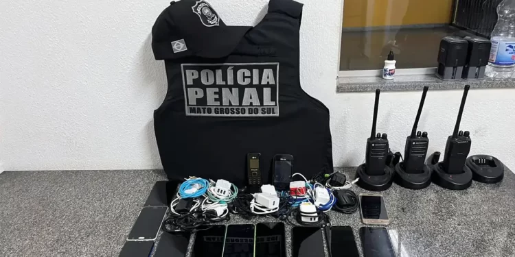 Operação apreende mais de mil celulares em presídios do país