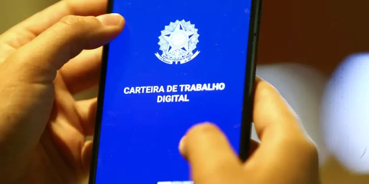 Taxa de desemprego no trimestre encerrado em novembro cai para 7,5%