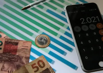 Mercado financeiro reduz previsões para inflação e câmbio