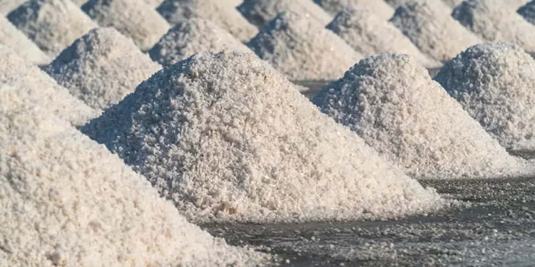 O que é o sal-gema e por que sua extração gerou problemas em Maceió?