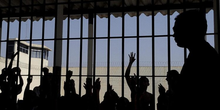 Aumento de prisões fortaleceu o crime organizado, avalia pesquisador