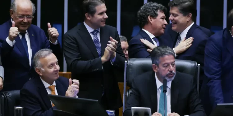 Câmara aprova reforma tributária em segundo turno
