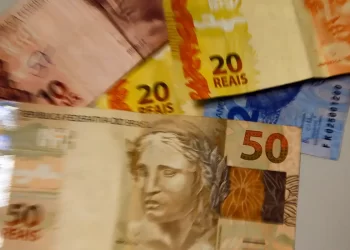Lula assina decreto que reajusta salário mínimo para R$ 1.412