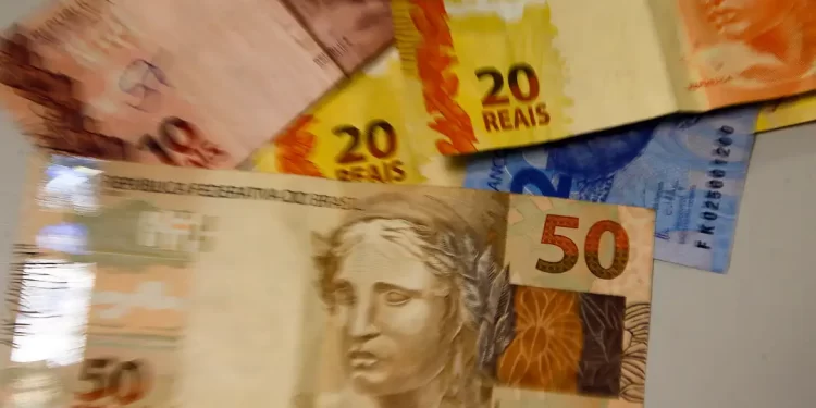 Lula assina decreto que reajusta salário mínimo para R$ 1.412