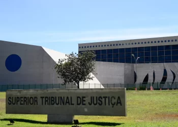 Arma de brinquedo no roubo gera grave ameaça, decide STJ