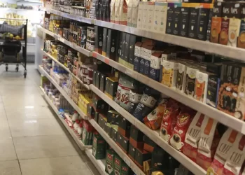 Vendas do varejo ficam estáveis em junho, diz IBGE