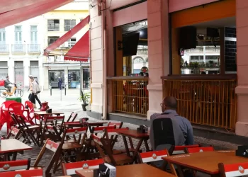Mais da metade dos bares e restaurantes opera sem lucro em novembro