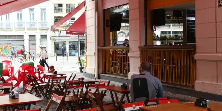 Mais da metade dos bares e restaurantes opera sem lucro em novembro