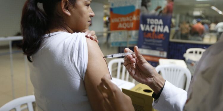 País ainda enfrenta desconfiança em relação à vacinação
