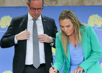O ministro interino da Justiça e Segurança Pública, Ricardo Cappelli (foto), comentou nesta quinta-feira (4), em Brasília, que o suposto plano para assassinar o ministro Alexandre de Moraes, do Supremo Tribunal Federal (STF), é gravíssimo e inaceitável e que as investigações devem ir até “as últimas consequências” para punir os responsáveis.  Alexandre de Moraes revelou, em entrevista ao jornal O Globo, que as investigações sobre os atos golpistas do 8 de janeiro de 2023 descobriram a preparação de planos para prisão e assassinato do magistrado, inclusive com participação da Agência Brasileira de Inteligência (Abin).  Ainda segundo o ministro do STF, existiam três planos para prendê-lo e matá-lo, um deles previa enforcá-lo na Praça dos Três Poderes, em Brasília.  Gravidade Em conversa com jornalistas nessa quinta-feira (4), Cappelli afirmou que a existência desse suposto plano revela a gravidade do que estava em curso no Brasil. “Gravíssimo e inaceitável cogitarem atentar contra a vida de um ministro da Suprema Corte do Brasil”, afirmou.  O ministro interino da Justiça acrescentou que essa informação será apurada e levada às últimas consequências para descobrir os autores do suposto plano de prisão e assassinato do ministro do STF.  “O plano contra o ministro Alexandre de Moraes indigna todos os democratas. Iremos às últimas consequências para identificar e punir todos os responsáveis. [Eles] acertarão suas contas com a Justiça e com a história”, afirmou Cappelli em uma rede social.  No dia 8 de janeiro de 2023, apoiadores do ex-presidente Jair Bolsonaro, inconformados com o resultado da eleição presidencial de 2022, invadiram as sedes dos Três Poderes, em Brasília, pedindo um golpe militar no Brasil. O ministro Alexandre de Moraes era um dos principais alvos das manifestações golpistas iniciadas após o segundo turno da eleição de outubro de 2022.