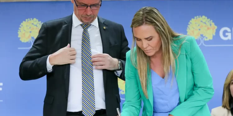 O ministro interino da Justiça e Segurança Pública, Ricardo Cappelli (foto), comentou nesta quinta-feira (4), em Brasília, que o suposto plano para assassinar o ministro Alexandre de Moraes, do Supremo Tribunal Federal (STF), é gravíssimo e inaceitável e que as investigações devem ir até “as últimas consequências” para punir os responsáveis.  Alexandre de Moraes revelou, em entrevista ao jornal O Globo, que as investigações sobre os atos golpistas do 8 de janeiro de 2023 descobriram a preparação de planos para prisão e assassinato do magistrado, inclusive com participação da Agência Brasileira de Inteligência (Abin).  Ainda segundo o ministro do STF, existiam três planos para prendê-lo e matá-lo, um deles previa enforcá-lo na Praça dos Três Poderes, em Brasília.  Gravidade Em conversa com jornalistas nessa quinta-feira (4), Cappelli afirmou que a existência desse suposto plano revela a gravidade do que estava em curso no Brasil. “Gravíssimo e inaceitável cogitarem atentar contra a vida de um ministro da Suprema Corte do Brasil”, afirmou.  O ministro interino da Justiça acrescentou que essa informação será apurada e levada às últimas consequências para descobrir os autores do suposto plano de prisão e assassinato do ministro do STF.  “O plano contra o ministro Alexandre de Moraes indigna todos os democratas. Iremos às últimas consequências para identificar e punir todos os responsáveis. [Eles] acertarão suas contas com a Justiça e com a história”, afirmou Cappelli em uma rede social.  No dia 8 de janeiro de 2023, apoiadores do ex-presidente Jair Bolsonaro, inconformados com o resultado da eleição presidencial de 2022, invadiram as sedes dos Três Poderes, em Brasília, pedindo um golpe militar no Brasil. O ministro Alexandre de Moraes era um dos principais alvos das manifestações golpistas iniciadas após o segundo turno da eleição de outubro de 2022.
