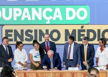 Ministro defende participação da sociedade para sucesso da educação