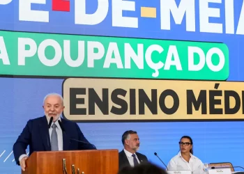 Ensino médio: Pé-de-Meia dará R$ 2 mil por ano a alunos de baixa renda