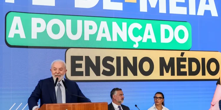 Ensino médio: Pé-de-Meia dará R$ 2 mil por ano a alunos de baixa renda