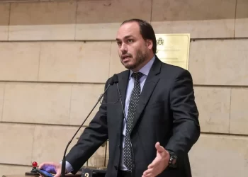 Carlos usava assessores para obter informações da Abin, diz PF
