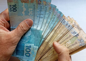 Brasileiros tiraram R$ 87,8 bilhões da caderneta de poupança em 2023, diz balanço do BC