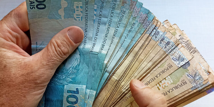 Brasileiros tiraram R$ 87,8 bilhões da caderneta de poupança em 2023, diz balanço do BC