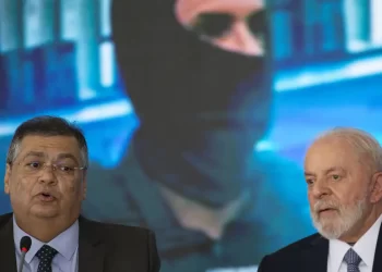 Ao deixar MJ, Dino defende câmeras em fardas e reforma em lei penal