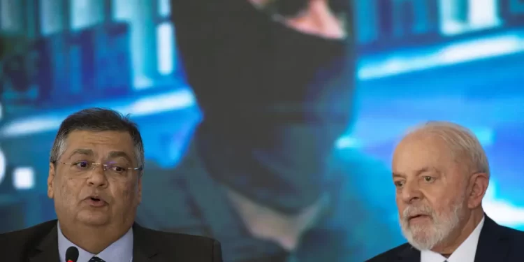 Ao deixar MJ, Dino defende câmeras em fardas e reforma em lei penal