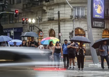 São Paulo e Rio têm alerta vermelho para fortes chuvas e ventos