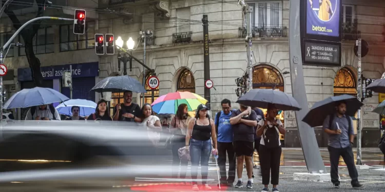 São Paulo e Rio têm alerta vermelho para fortes chuvas e ventos