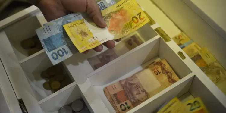 Salário mínimo de R$ 1.412 entra em vigor nesta segunda-feira