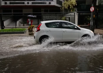 Temporal no Rio provoca alagamentos durante a madrugada
