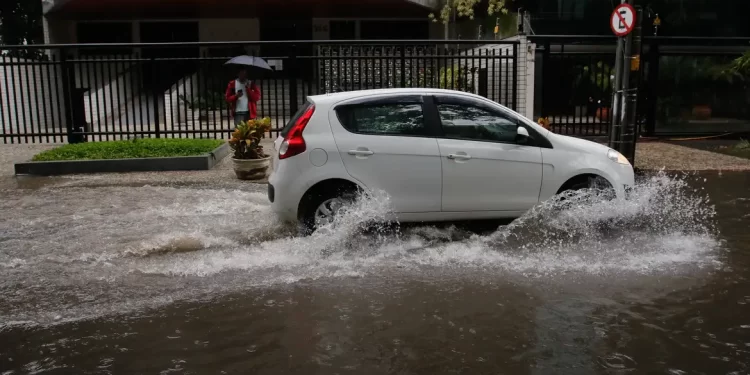 Temporal no Rio provoca alagamentos durante a madrugada