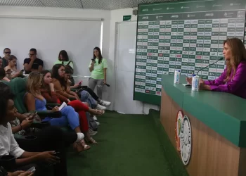 Palmeiras anuncia Abel Ferreira até 2025 em coletiva só para mulheres