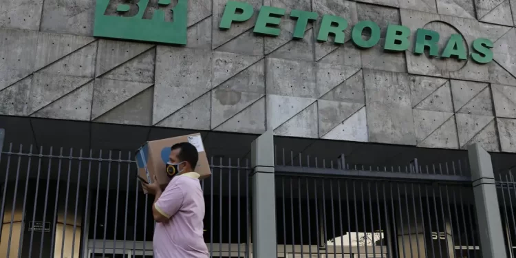 CGU constata que Petrobras vendeu refinaria abaixo do preço
