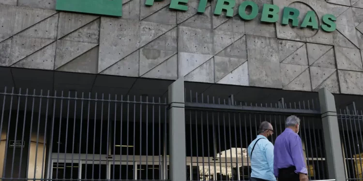 Estágio da Petrobras reserva vagas a negros e pessoas com deficiência