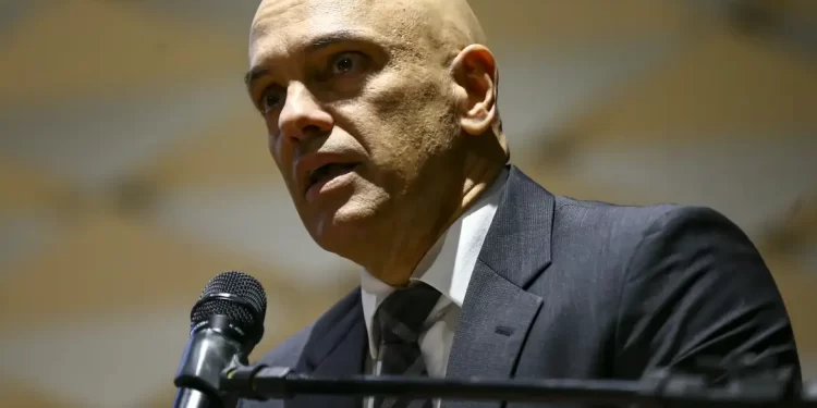 TSE manda Polícia Federal apurar filiação falsa de Lula ao PL